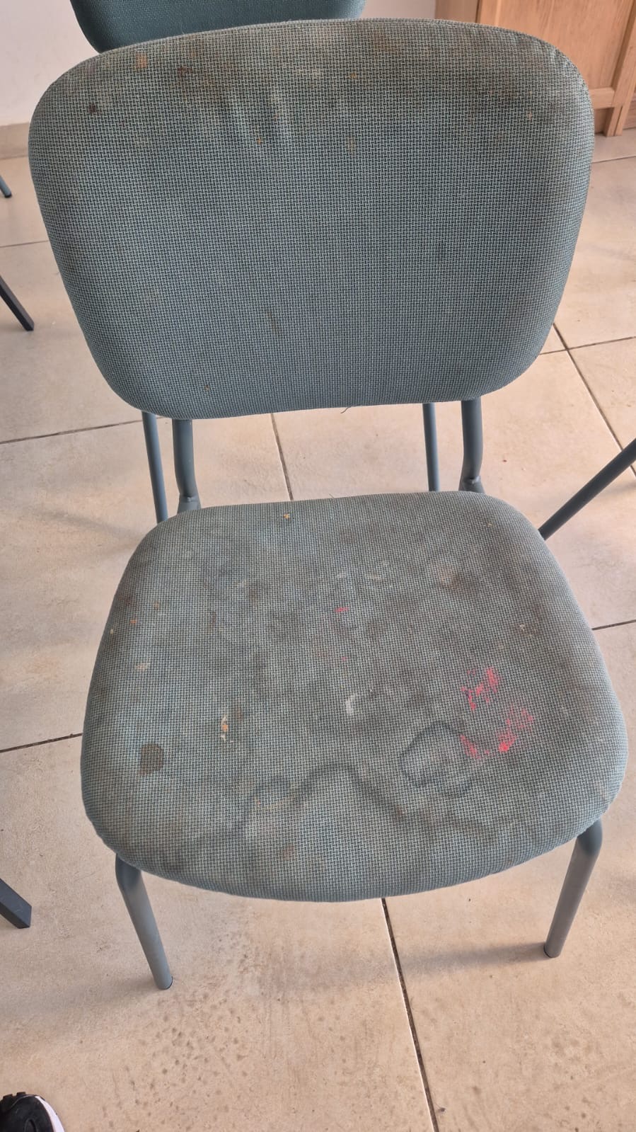 כיסא ארוחות לפני ניקוי